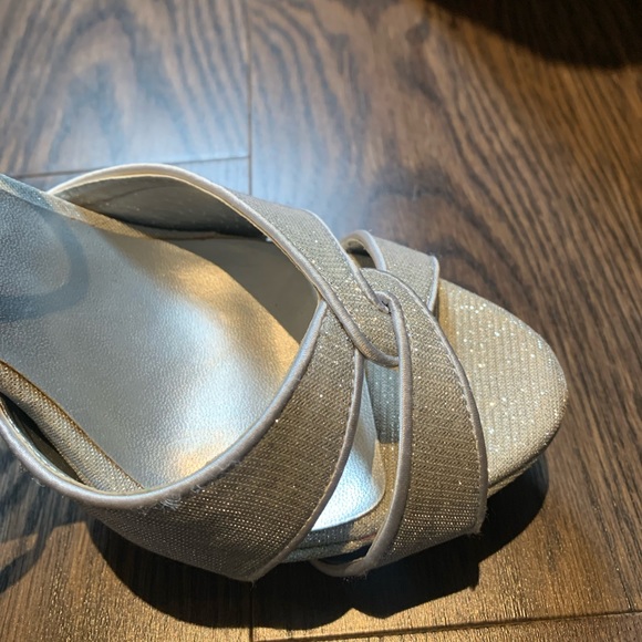 Le Chateau silver glitter stiletto pumps. - Picture 4 of 7